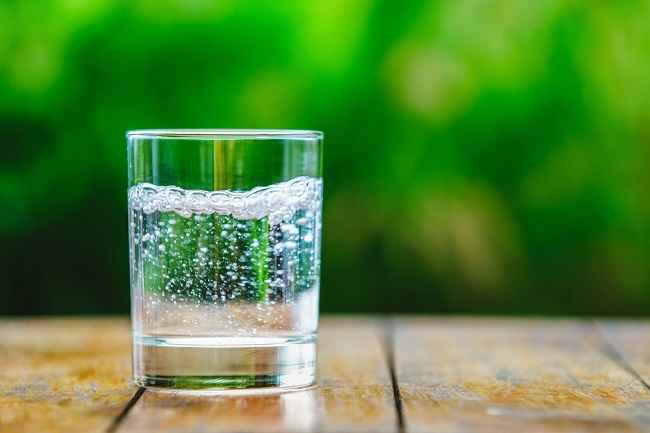 Fakta dan Manfaat Sparkling Water bagi Kesehatan Tubuh - Alodokter