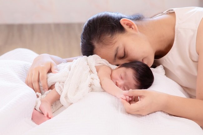 Kurang Tidur Setelah Melahirkan? Ini Dampak yang Bisa Kamu Alami - Alodokter