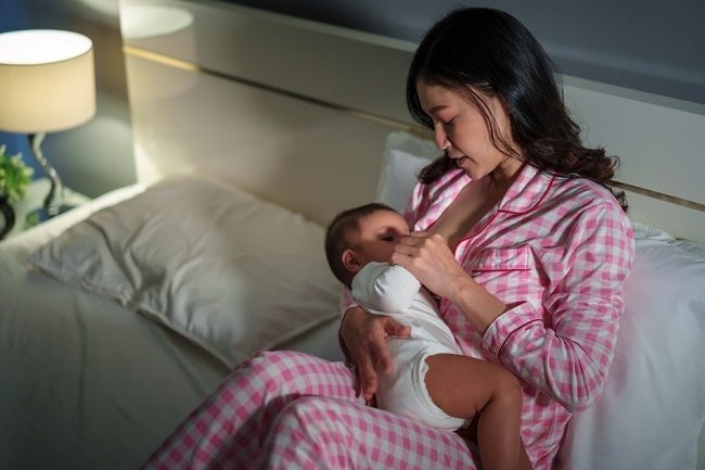 Inilah 3 Alasan Penting Bayi Perlu Disusui Tiap Malam - Alodokter