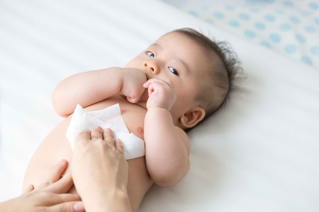 Benarkah Tisu Basah Berbahaya Bagi Kulit Bayi? - Alodokter