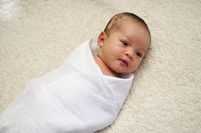 Bedong Bayi yang Salah Bisa Berbahaya bagi Si Kecil - Alodokter