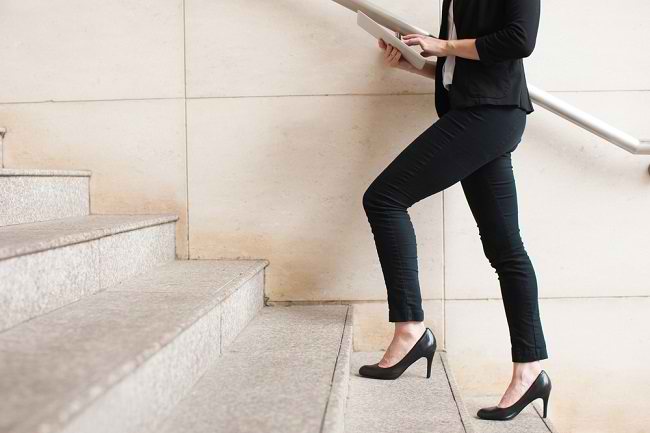 Sepatu Hak Tinggi, Kenali Risiko dan Cara Tepat Mengenakannya - Alodokter