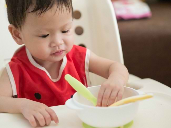 Makanan Bayi 1 Tahun, Pahami Pola Makan Bayi dan Ide Menu yang Menarik - Alodokter