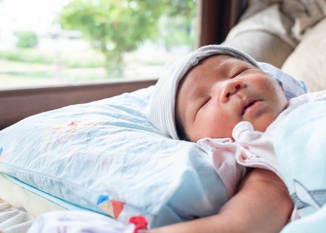 Bayi Berkeringat Saat Tidur Normalkah Alodokter