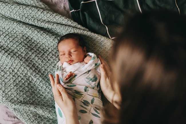 Perlukah Bayi Baru Lahir Menggunakan Bedong Sepanjang Hari? - Alodokter