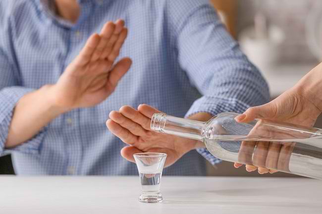 Bahaya Minuman Beralkohol dan Cara Menghentikannya - Alodokter