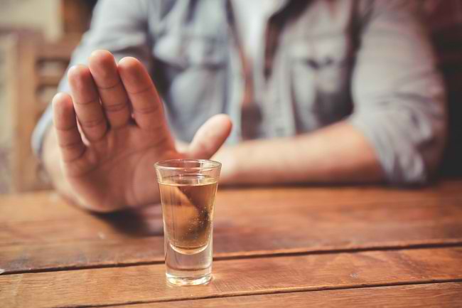 Kecanduan Alkohol, 6 Cara Efektif Mengatasinya - Alodokter