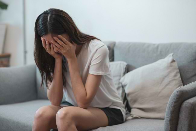 Mengusir Rasa Sedih dengan Cara-Cara Ini - Alodokter
