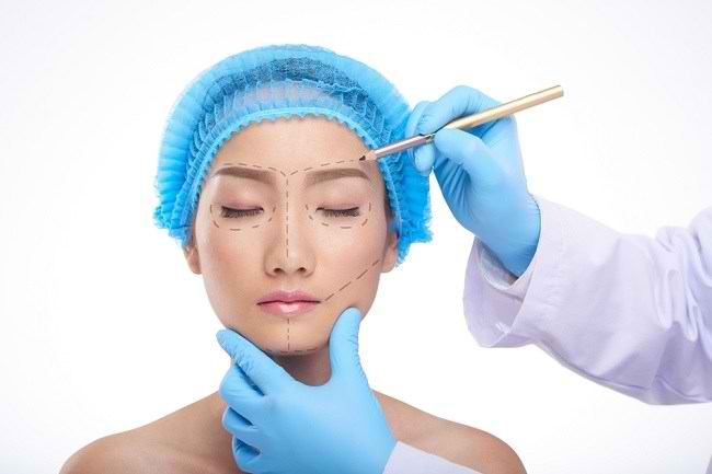Manfaat dan Risiko Facelift yang Perlu Diketahui Sebelum Menjalaninya - Alodokter