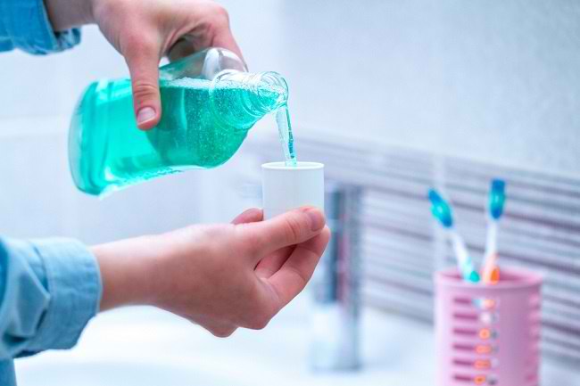 Manfaat Obat Kumur dan Sisi Negatifnya - Alodokter