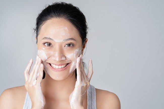 Makin Cantik Setelah Tahu Cara Membersihkan Wajah dengan Benar - Alodokter