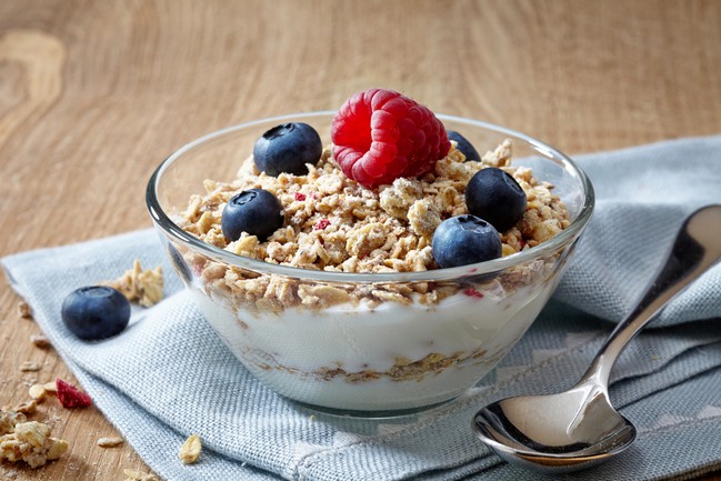 Bowl,Of,Muesli,And,Yogurt,With,Fresh,Berries