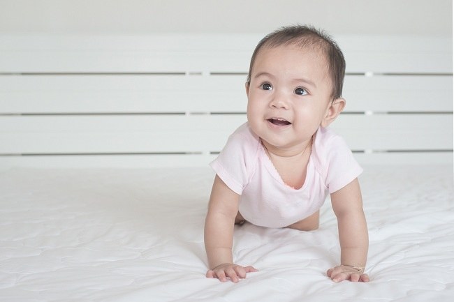 Bayi 7 Bulan, Mulai Merangkak - Alodokter