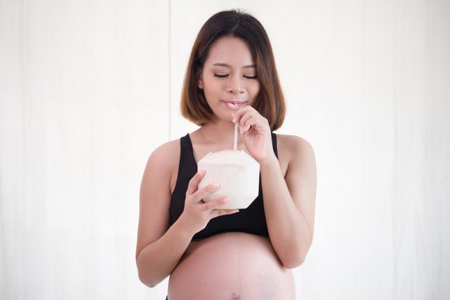 ประโยชน์ของน้ำมะพร้าวที่คุณแม่ตั้งครรภ์ควรรู้