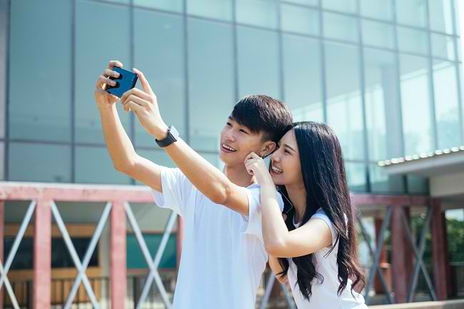 Umbar Kemesraan di Media Sosial Tanda Lebih Bahagia? - Alodokter