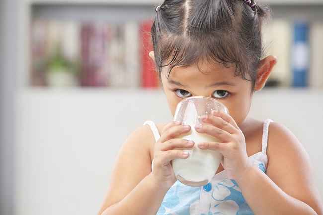 Jangan Biarkan Anak Terlalu Banyak Minum Susu, Ini Risikonya! - Alodokter