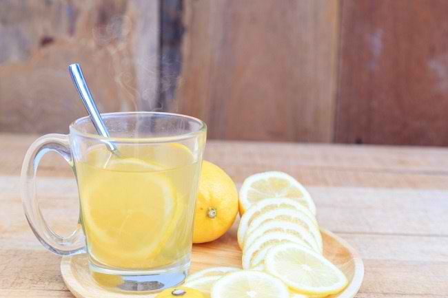 Manfaat minum air lemon di pagi hari
