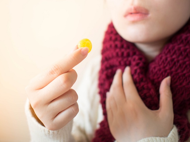 Female,Taking,Medical,Lozenges,With,Honey,Lemon,Flavored,For,Relief