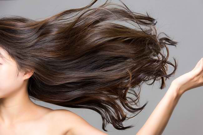 6 Cara Menebalkan Rambut secara Alami - Alodokter