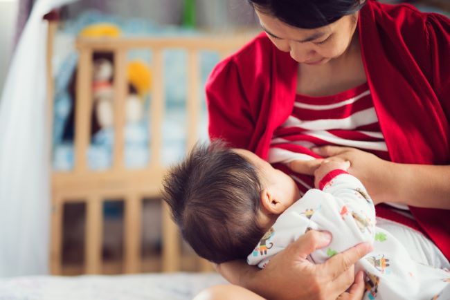Mother, this is the reason for the difference in the amount of breast milk on the right and left breasts