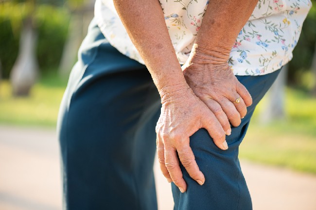 Asian,Old,Woman,Walking,In,Park,And,Having,Knee,Pain,