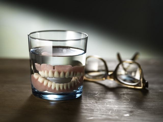 6 Cara Merawat Gigi Palsu yang Perlu Diketahui - Alodokter