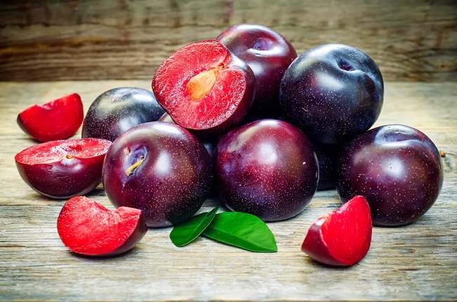 6 Manfaat Buah Plum bagi Kesehatan - Alodokter