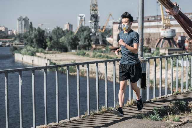 Should You Exercise Outside in Air Pollution?