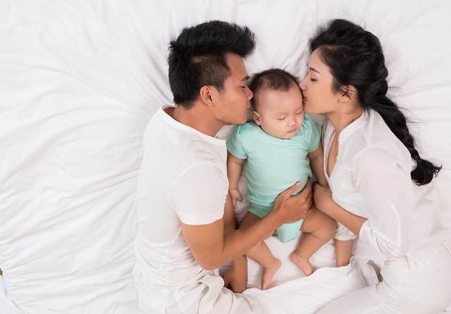 Ini Bahayanya Ketika Bayi Tidur Satu Ranjang dengan Orang Tua - Alodokter