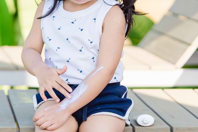 Ini Pentingnya Tabir Surya untuk Anak dan Tips Memilihnya - Alodokter