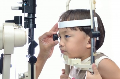 Pemeriksaan slit lamp. Sumber: arztsamui, Freedigitalphotos, 2012.