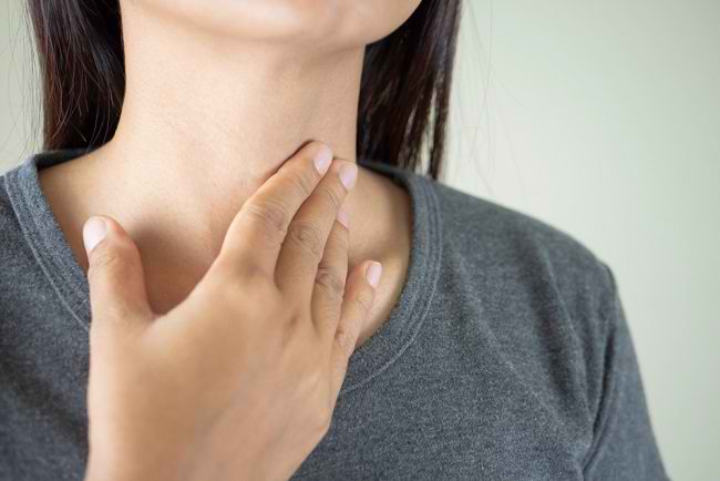 cara mengobati sakit tenggorokan secara alami dan medis