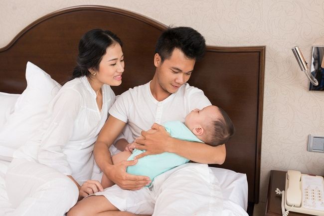 Ini Cara Membiasakan Bayi Tidur Siang - Alodokter