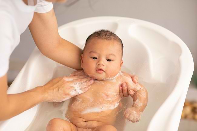 Jangan Sampai Salah Memilih Sabun untuk Kulit Sensitif Bayi - Alodokter