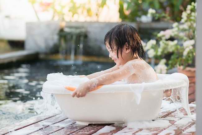 Tips Aman Memandikan Anak dengan Bubble Bath - Alodokter