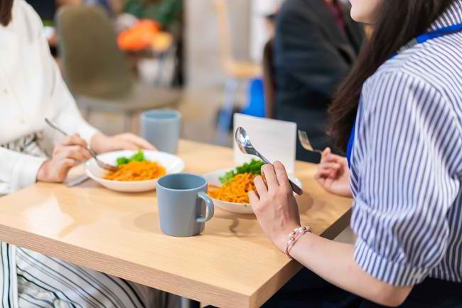 Pola Makan Sehat untuk Pekerja Kantoran - Alodokter