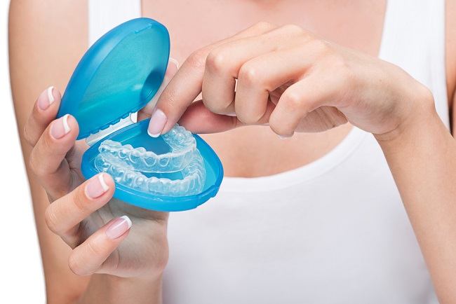 Behel Transparan, Cara Merapikan Gigi Tanpa Kawat - Alodokter