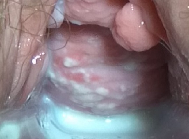 Avtomobil yuvishda yalangoch qizning kliplari