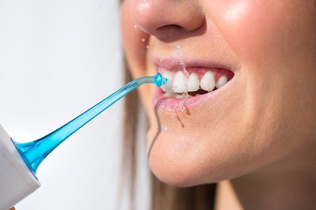 Come on, treat your teeth with water flossing