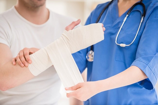 Broken Hand Symptoms, Causes, Diagnosis, and Treatment