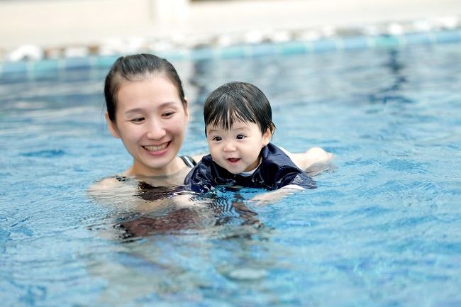 Bayi Berenang di Kolam Renang Umum, Aman atau Tidak? - Alodokter
