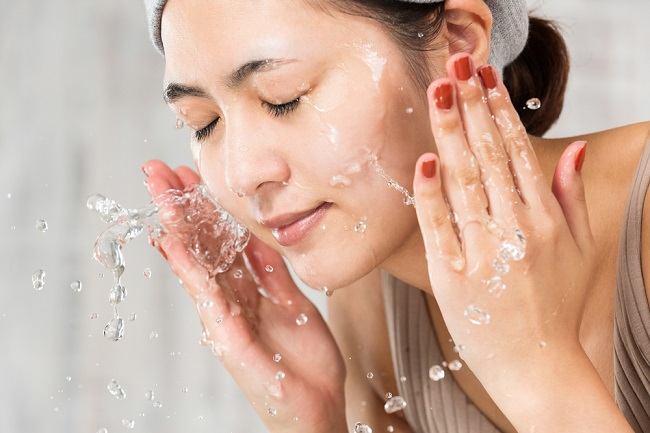 5 Sabun Cuci Muka untuk Kulit Berminyak yang Patut Dicoba - Alodokter