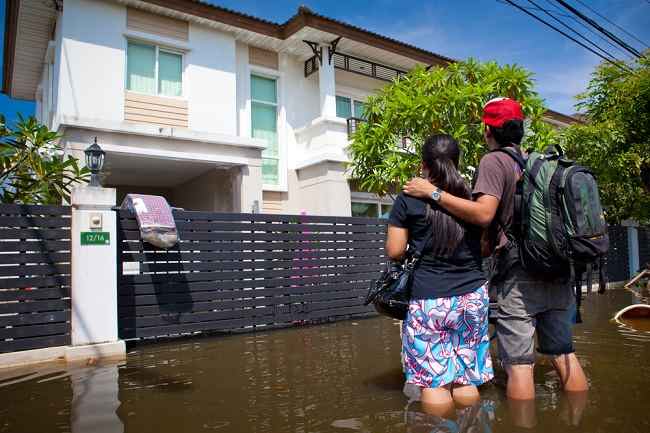 Cara Menjaga Kesehatan Anda dan Keluarga Selama Banjir - Alodokter