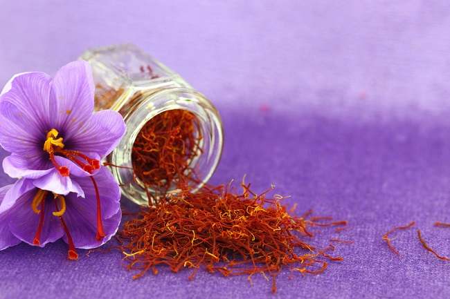 Manfaat Saffron dikenal karena khasiatnya untuk kesehatan kulit, menjaga kelembapan dan melawan tanda-tanda penuaan."
