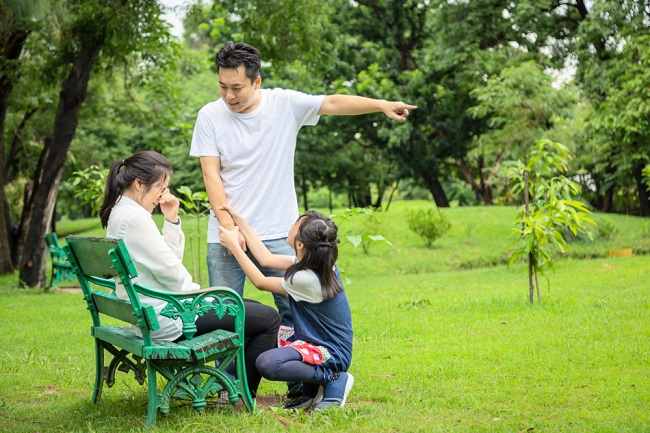 Jangan Disepelekan, Ini Dampak Orang Tua Selingkuh pada Anak - Alodokter