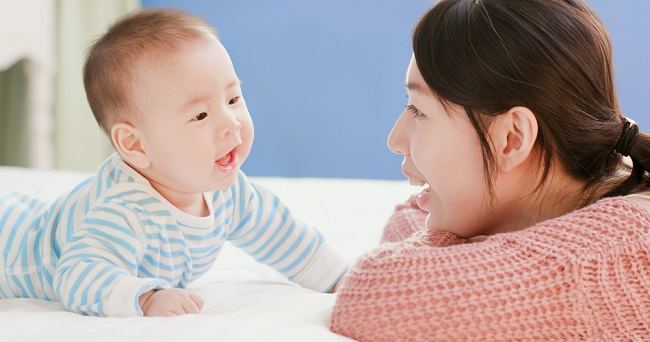 Ini Tahapan Perkembangan Bicara Anak yang Perlu Diketahui Orang Tua - Alodokter