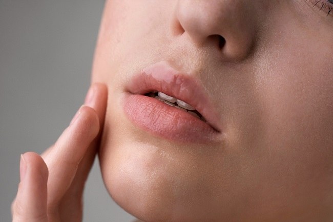 14 Cara Mencerahkan Bibir yang Ampuh agar Makin Percaya Diri - Alodokter