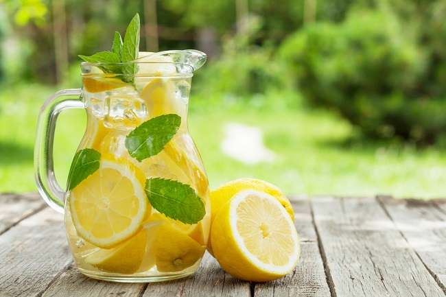 9 Manfaat Infused Water Lemon untuk Kesehatan - Alodokter