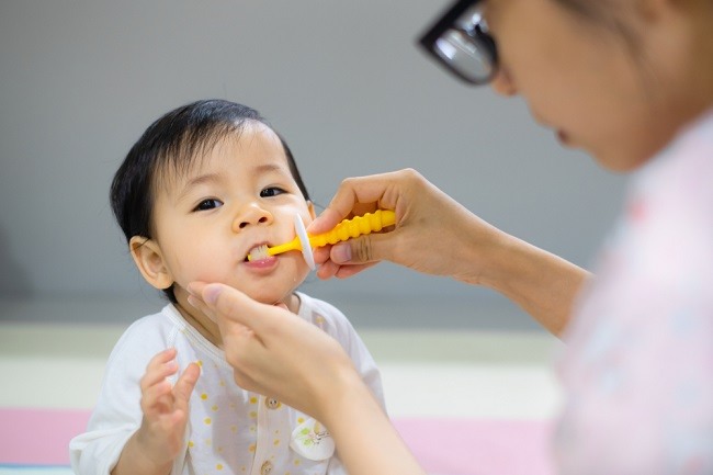 Sikat Gigi Bayi, Ketahui Tips Memilih dan Menggunakannya - Alodokter