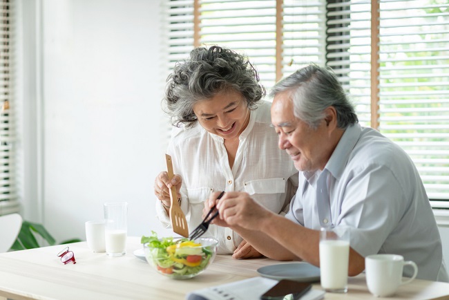 Rekomendasi Makanan untuk Lansia yang Penuh Gizi - Alodokter